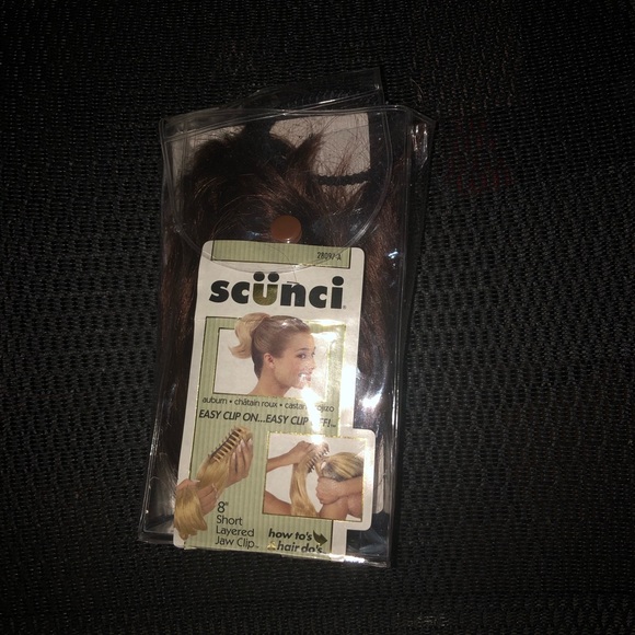 Scunci Faux Short Ponytail- 496 $25 or $20 w/offer - Picture 1 of 5